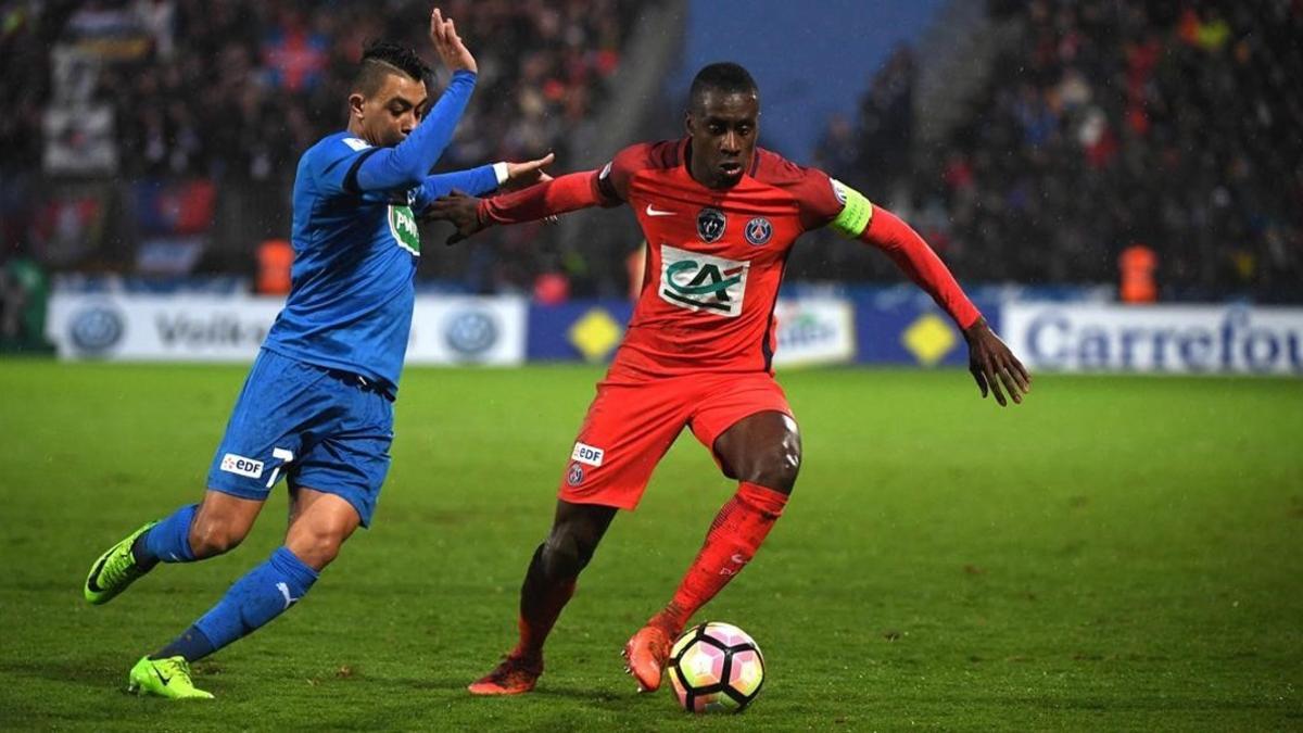 Matuidi se lleva el balón durante el partido ante el Niort, este miércoles.