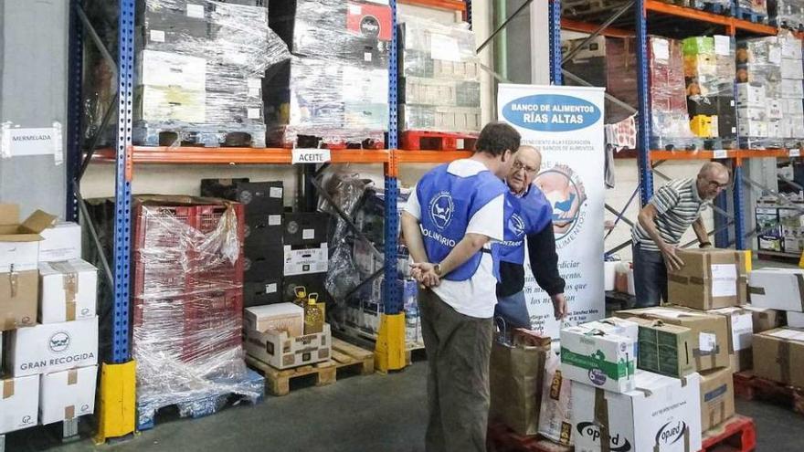 Voluntarios clasifican alimentos en la nave que el Banco de Alimentos Rías Altas tiene el A Grela, en A Coruña.