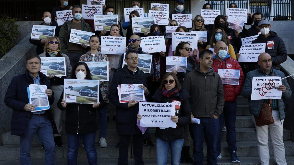 Concentración de maestros en Zamora para pedir la subida del kilometraje