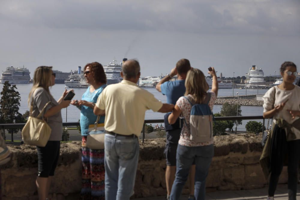 Die über 20.000 Passagiere wurden von einem Regenschauer begrüßt und drängelten sich anschließend durch Palmas Innenstadt.