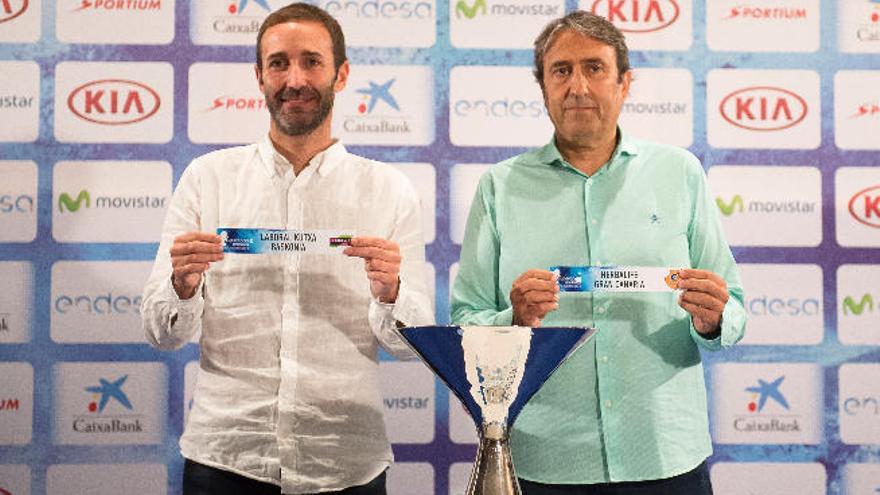 Sito Alonso -izquierda-, entrenador del Baskonia, y Luis Casimiro -derecha-, entrenador del Granca, sostienen las papeletas con los nombres de sus equipos.