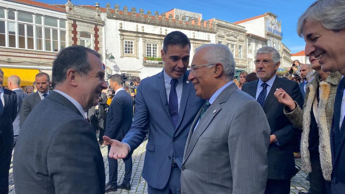 El alcalde, durante la Cumbre Hispano-Lusa, con Sánchez y Costa.
