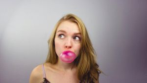 Los investigadores descubrieron que en el grupo de embarazadas que recibieron el chicle hubo menos bebés con bajo peso al nacer.