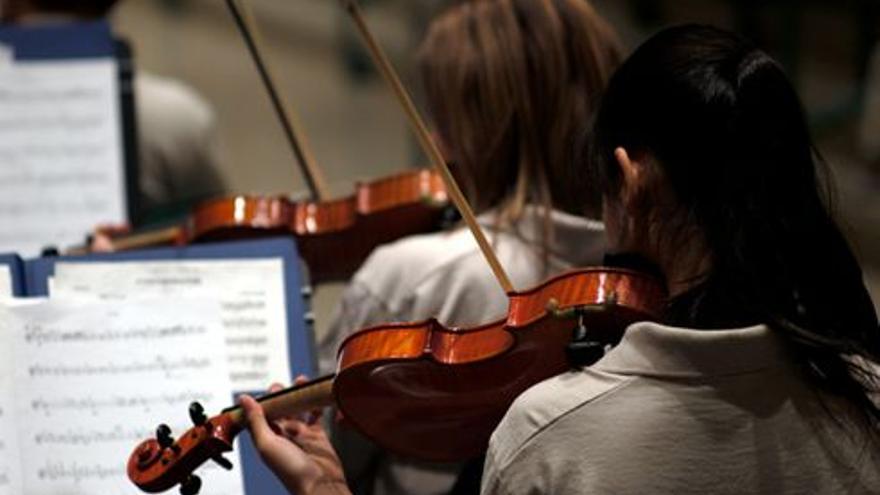 Jóvenes músicos en un concierto.