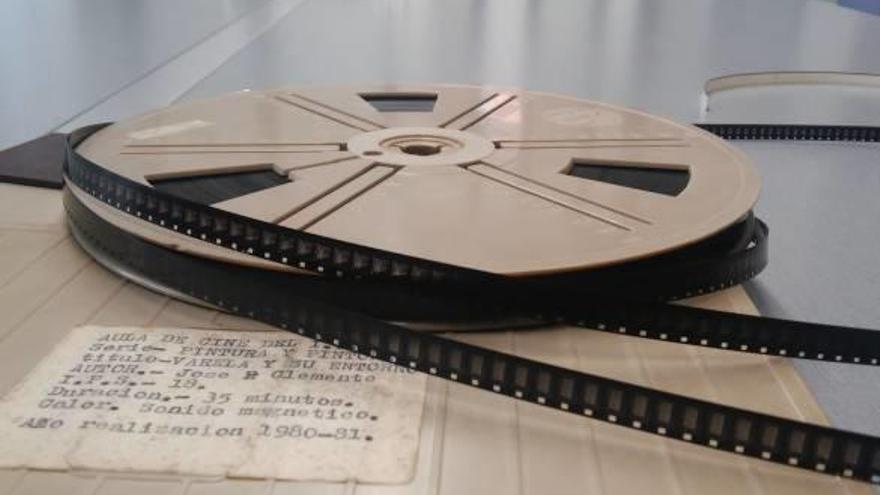La cinta que contiene la película sobre Emilio Varela y su caja con los datos.