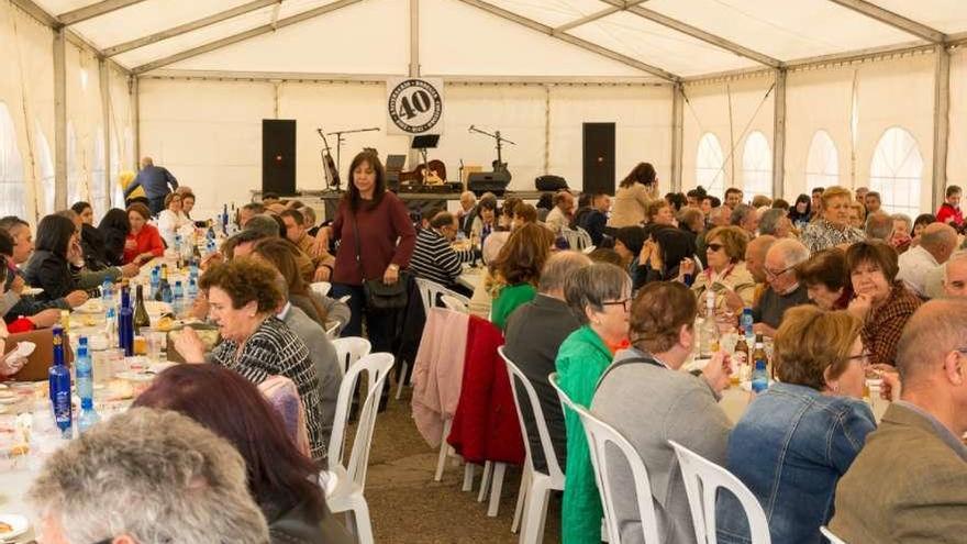 Socios de la cooperativa, familiares y amigos disfrutan de la comida organizada por Covitoro.