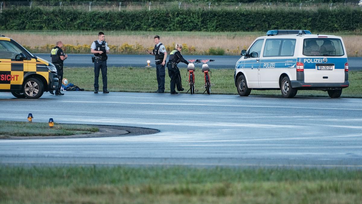 Agentes de Policía en el aeropuerto de Hamburgo.