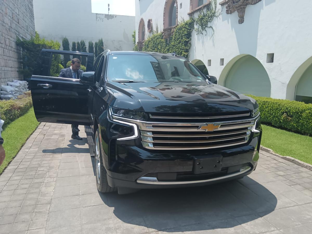 Barbón entra al coche en el que se mueve por Ciudad de México.