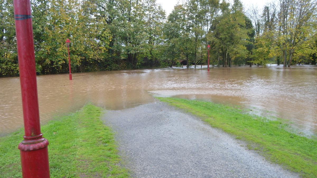 Inundaciones en Asturias: la lluvia complica la situación en muchos puntos de la región, con alerta amarilla y de desbordamientos