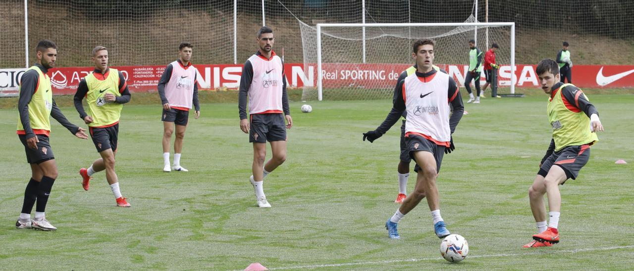 José Gragera, en el centro, golpea el balón entre Borja López y Guille Rosas durante el entrenamiento de ayer en Mareo.