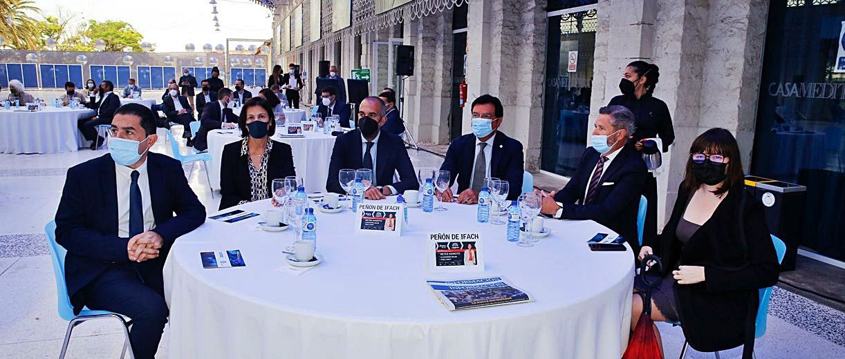 Toni Francés, alcalde de Alcoy; María Jesús Arias Paredes, consejera de Vectalia; Adrián Ivorra, director de INFORMACIÓN TV; Mariano Ramírez, del Gabinete Ejecutivo de la EUIPO; Agustín Grau, del departamento de Comunicación de la EUIPO y Blanca Francés López, presidenta de la Asociación de Gestión Transporte de Viajeros.