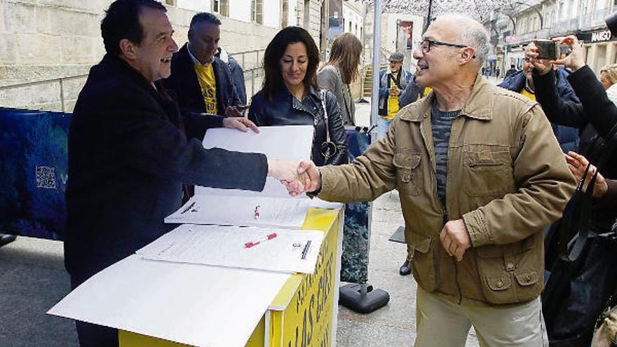 El alcalde saluda a los primeros vigueses que acudieron a firmar a la carpa de Príncipe.  // Fotos: Alba Villar