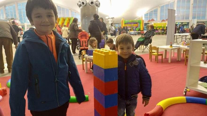 Daniel y Diego Palacio disfrutan del juego de construcciones en la plaza de abastos de la Pola, ayer.