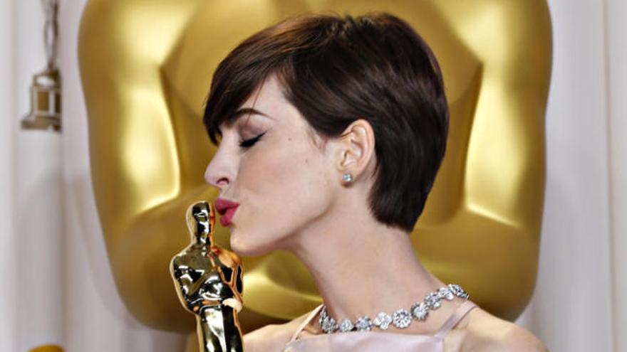 Anne Hathaway besa su Oscar.