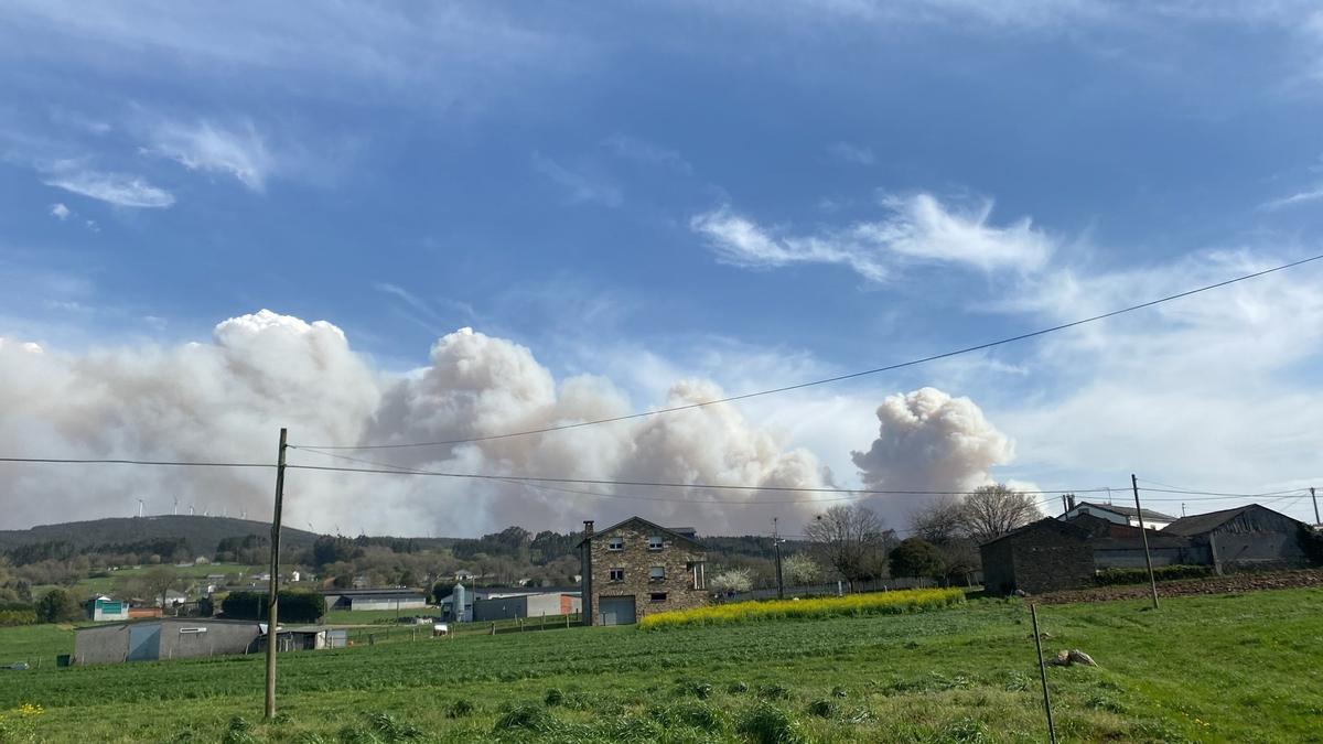 El incendio de Baleira amenaza a viviendas.