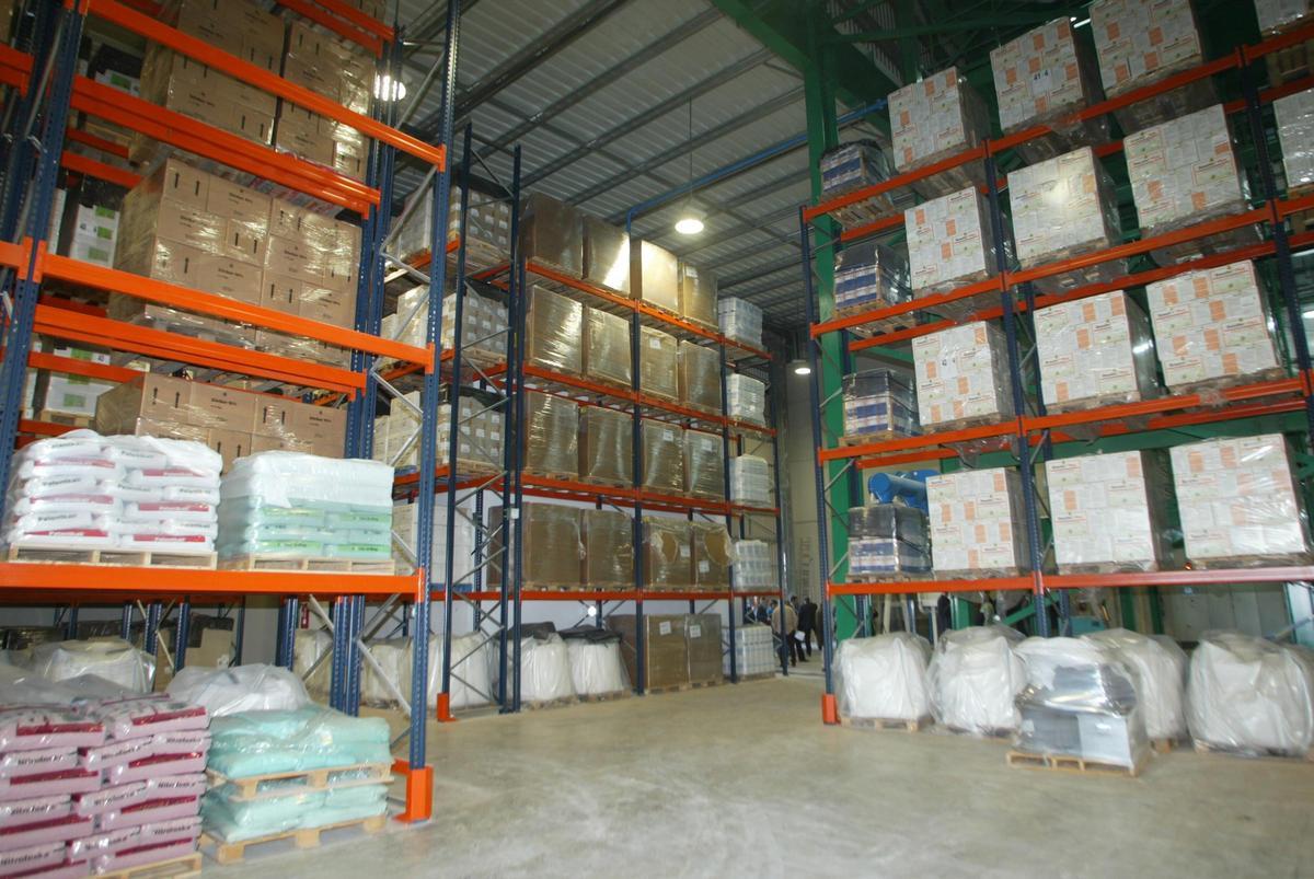 Planta de componentes para uso agrario, en un almacén de Vall d'Uixó.