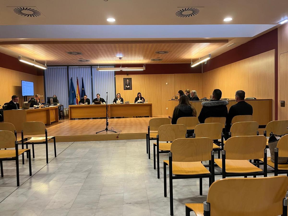 Los acusados, esta mañana en la sección octava