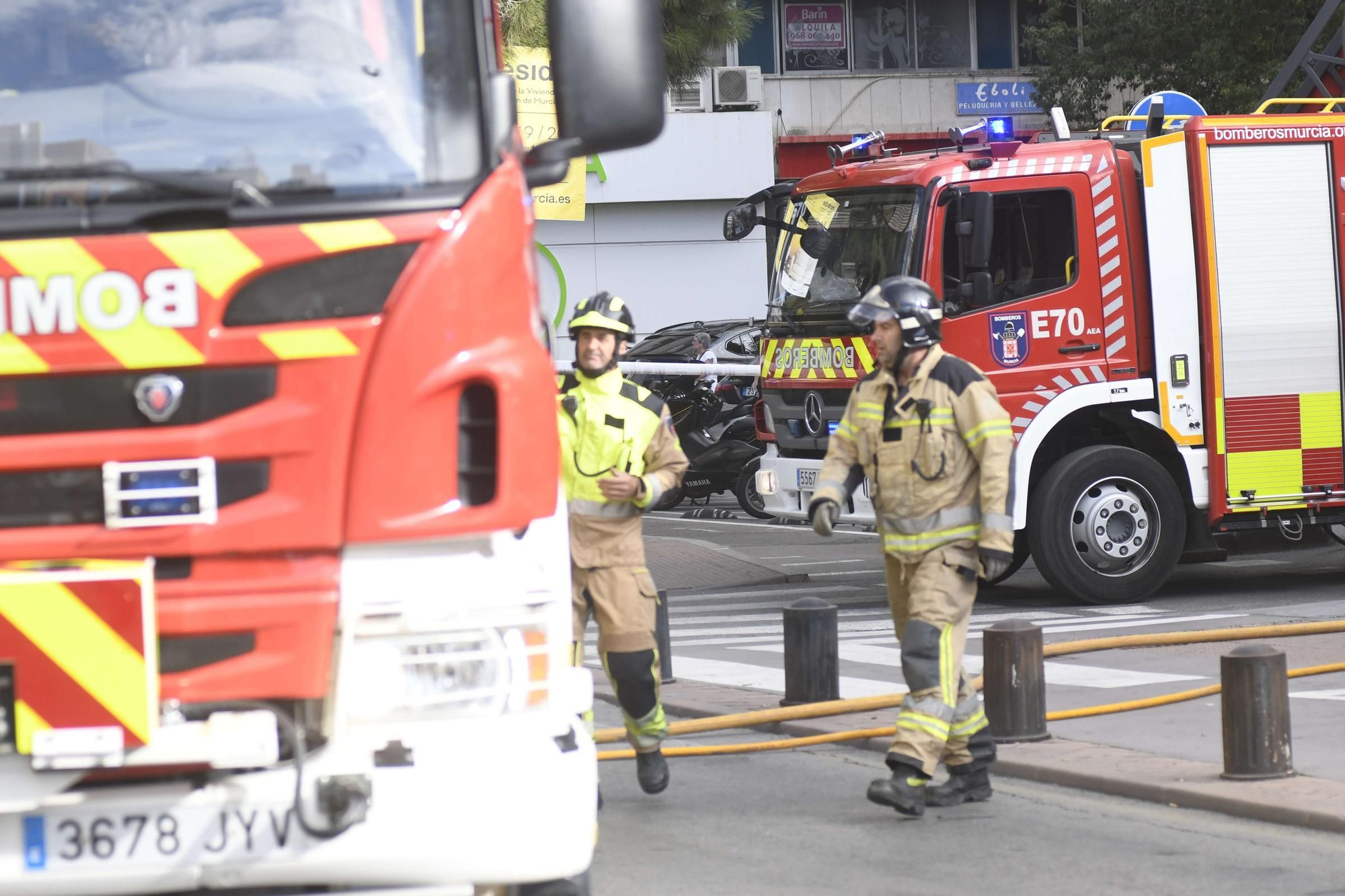 El incendio de un edificio en la Plaza Condestable, en imágenes