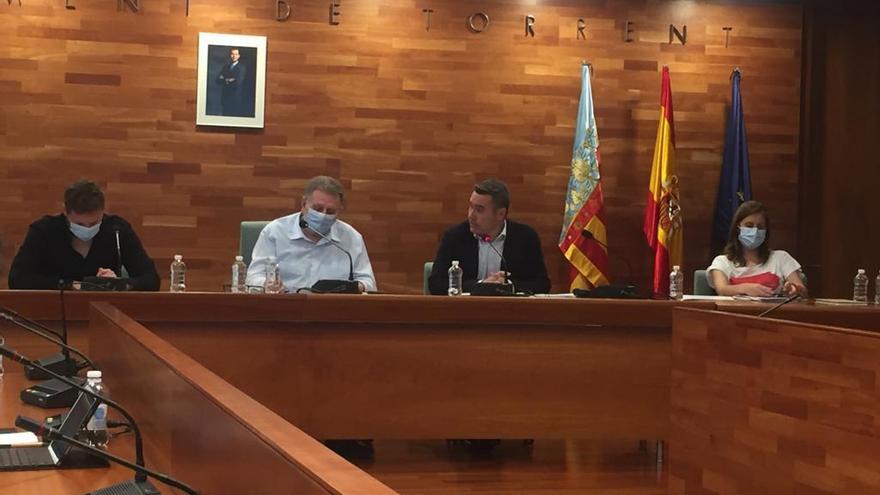 Tarazona anuncia el premio junto al alcalde de Torrent, Jesús Ros.