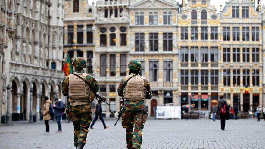 Dos soldados belgas, patrullando por la Gran Plaza de Bruselas.