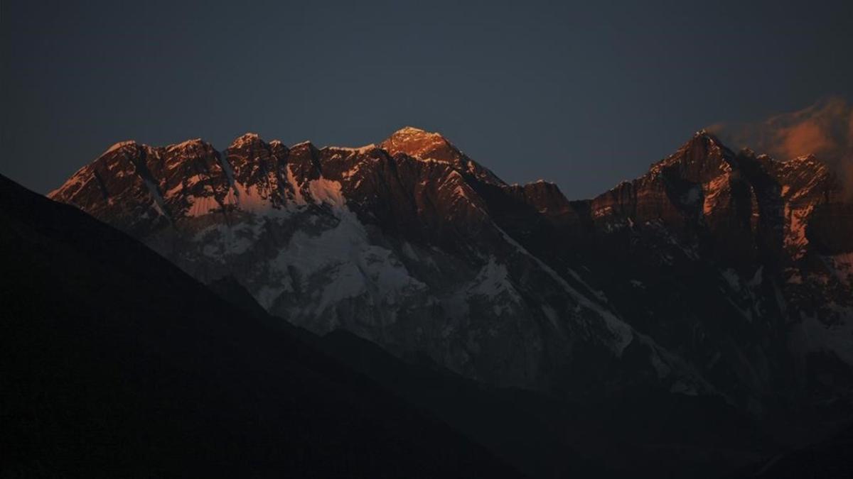 El Everest, con el Lhotse a la derecha.