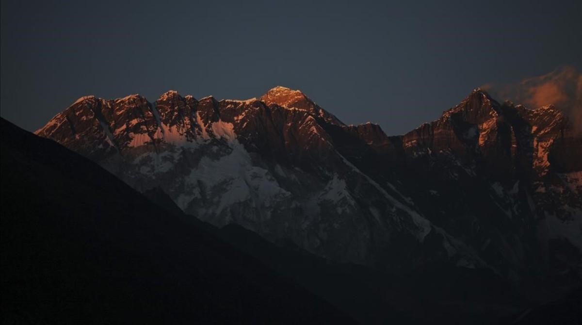 jcarmengol38579985 in this feb 18 2016 file photo mount everest center and170524093717 jcarmengol38579985 in this feb 18 2016 file photo mount everest center and170524093717