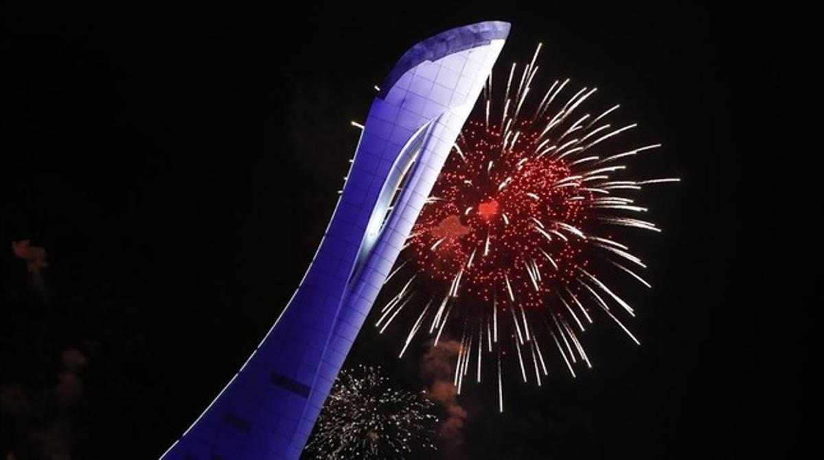 Focs artificials darrere del peveter al Parc Olímpic durant l’assaig de la cerimònia d’obertura dels Jocs Olímpics Sotxi 2014.