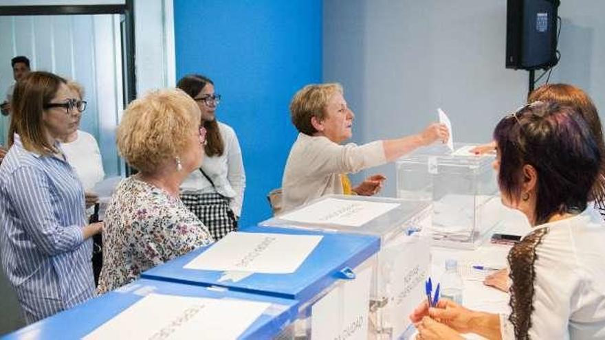 Inscritos del PP ejerciendo su derecho al voto en Víctor Gallego