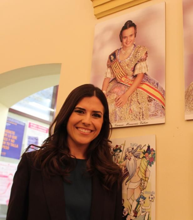 Claudia Rodríguez, con la foto de Carmen Monzonís, fallera mayor infantil de València representando a su misma comisión, Alameda-Av. Francia