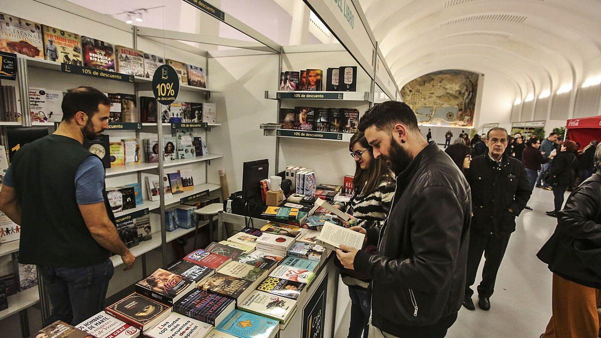 Imagen de la Feria del Libro de 2019, celebrada en la antigua estación de autobuses de Séneca. | PILAR CORTÉS