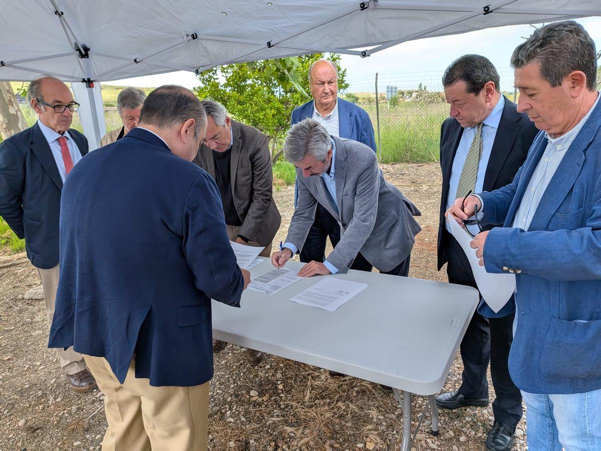 Firma del acta de replanteo para que puedan empezar las obras de urbanización de los terrenos de La Rinconada donde se levantará el parque empresarial Gran Capitán.