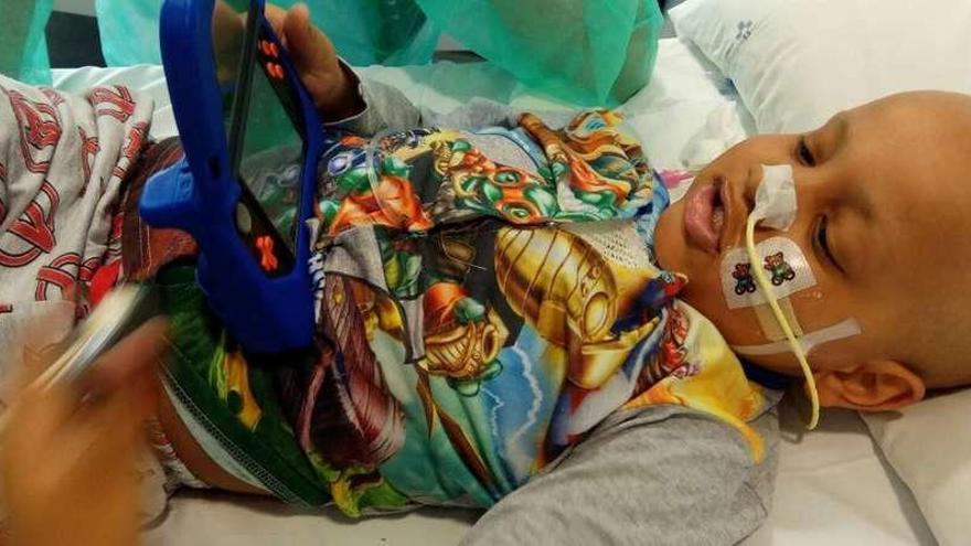 Aarón estará más de mes y medio aislado tras recibir el trasplante de médula de su hermano