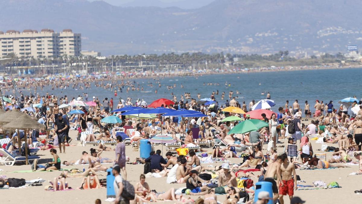 Una nueva jornada de calor llena las playas