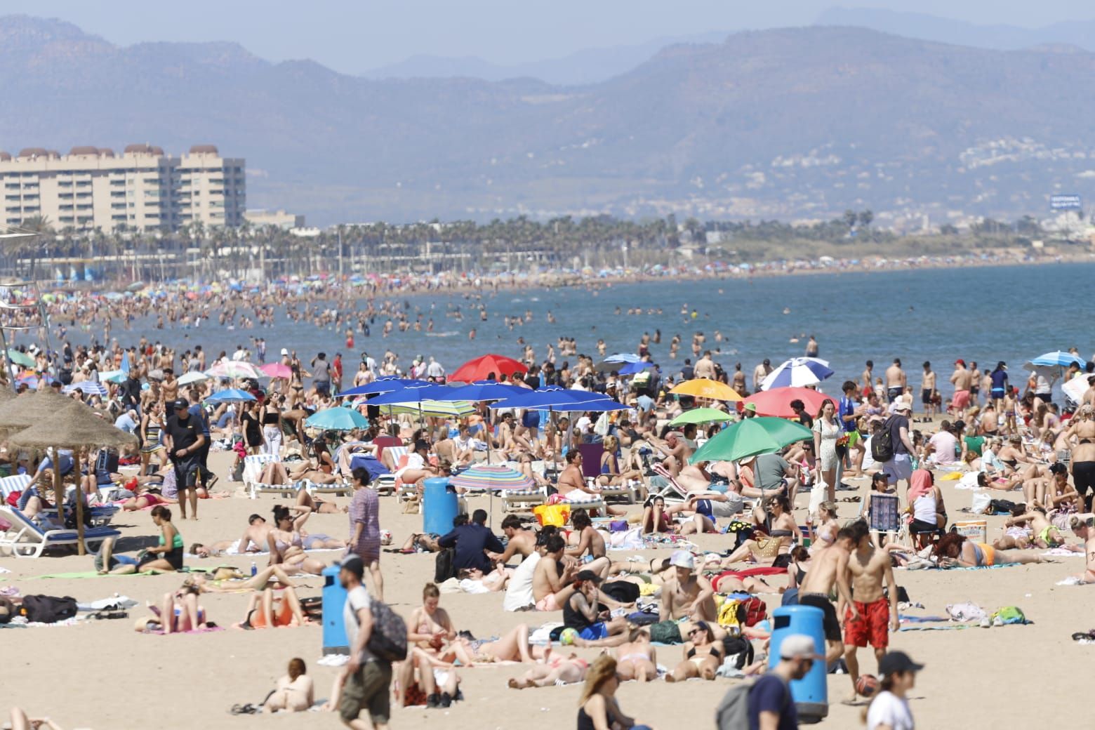 Una nueva jornada de calor llena las playas