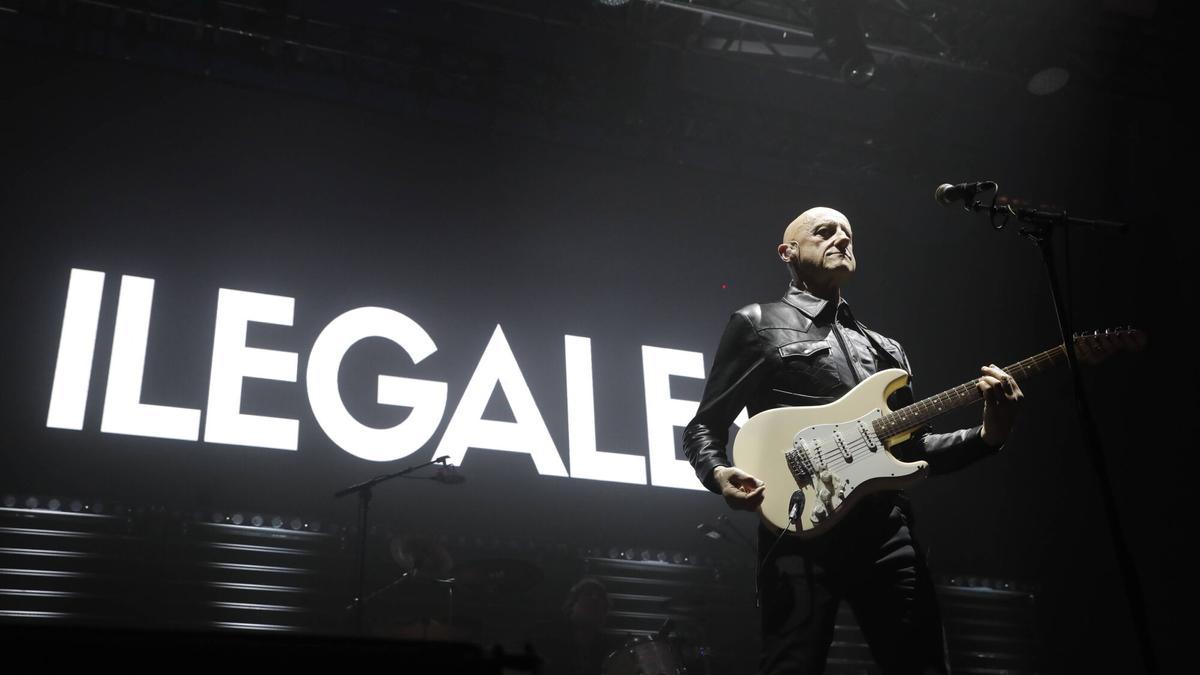 Jorge Martínez sobre el escenario del Gijón Arena. CONCIERTO DE ILEGALES EN LA PLAZA DE TOROS DE GIJON