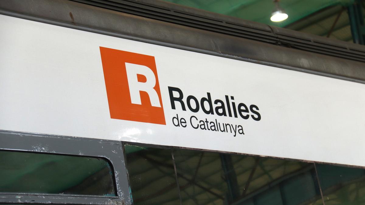 El logo de Rodalies en un tren estacionat