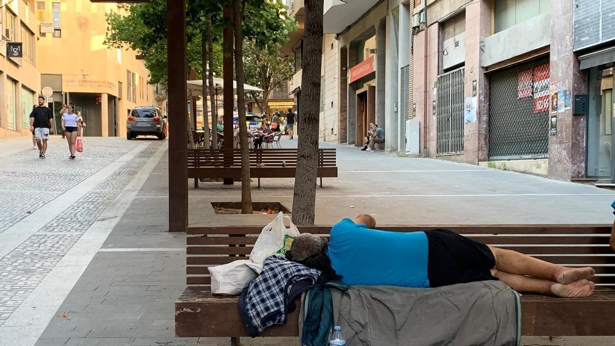 Una persona dormint a un banc del passeig de la República aquest dijous