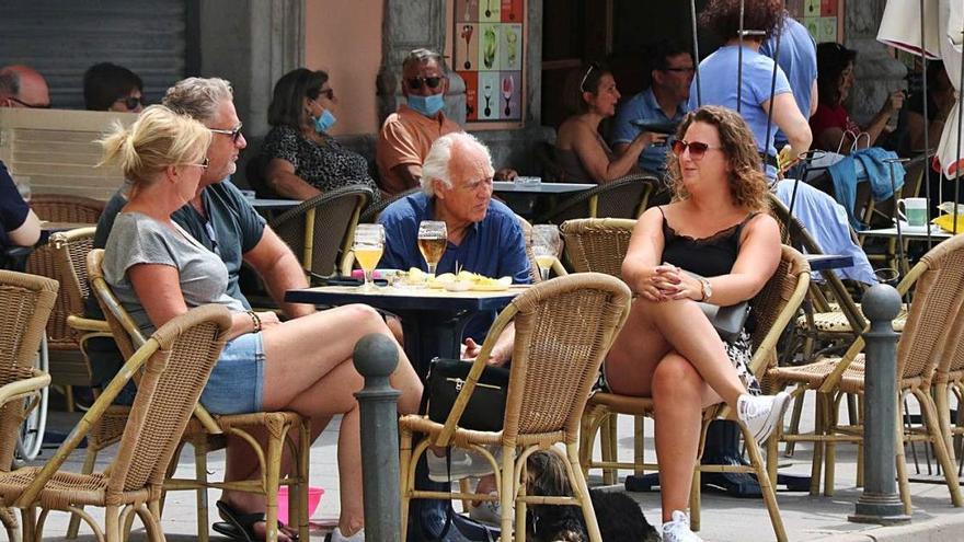 Clients en una terrassa de Palamós en una imatge de la passada primavera