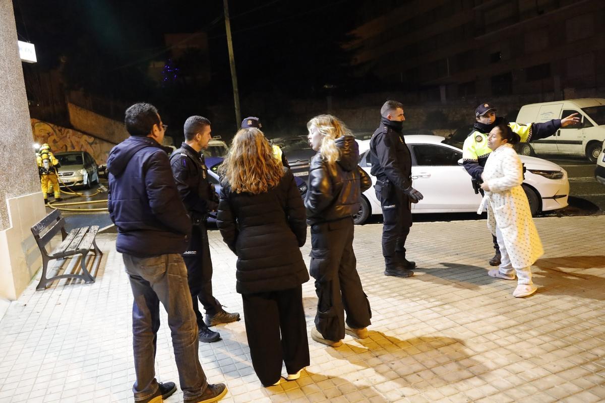 Un incendio en un aparcamiento provoca daños en una docena de coches en Alcoy