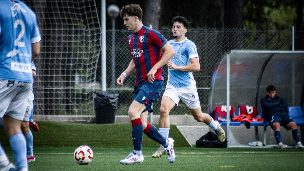 Un jugador del Huesca B y el Binéfar, durante el duelo de está última jornada