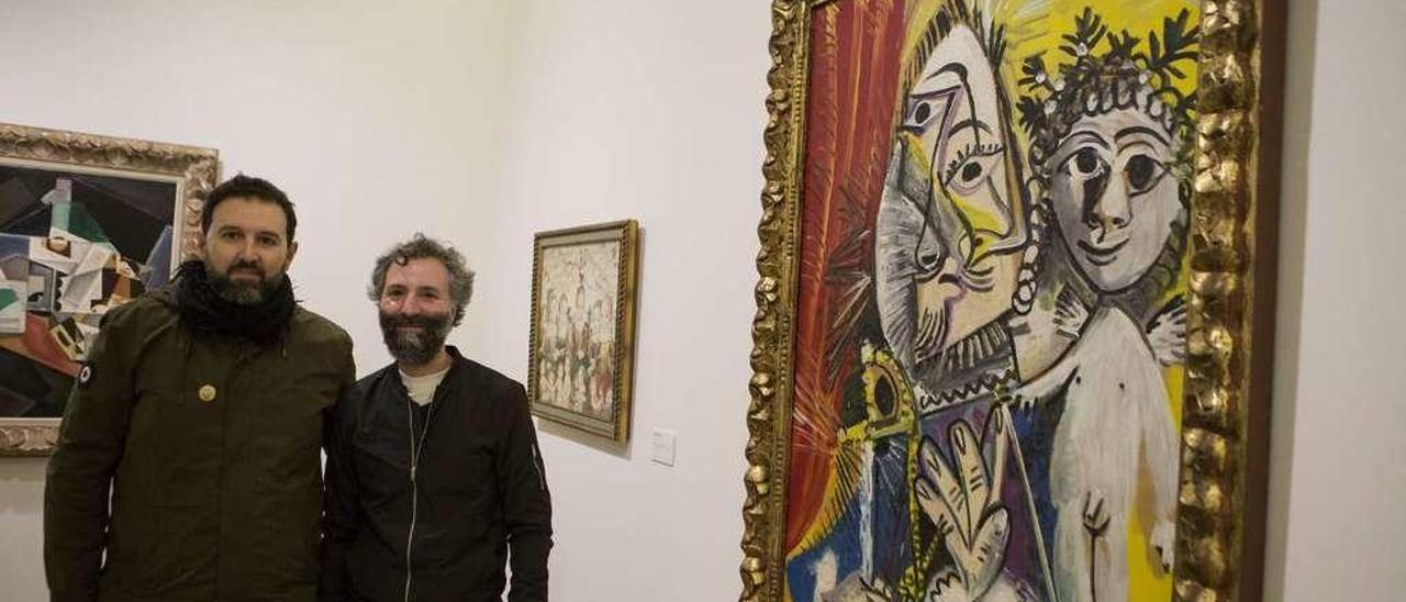 Óscar de Ávila y José Tomé, junto al cuadro &quot;Mosquetero con espada y amorcillo&quot;, de Picasso, en el Museo de Bellas Artes de Asturias.