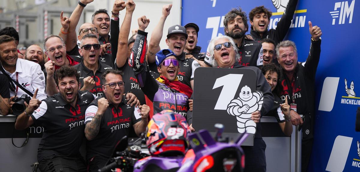 Jorge Martin celebra la victoria, en Le Mans, con todo su equipo.