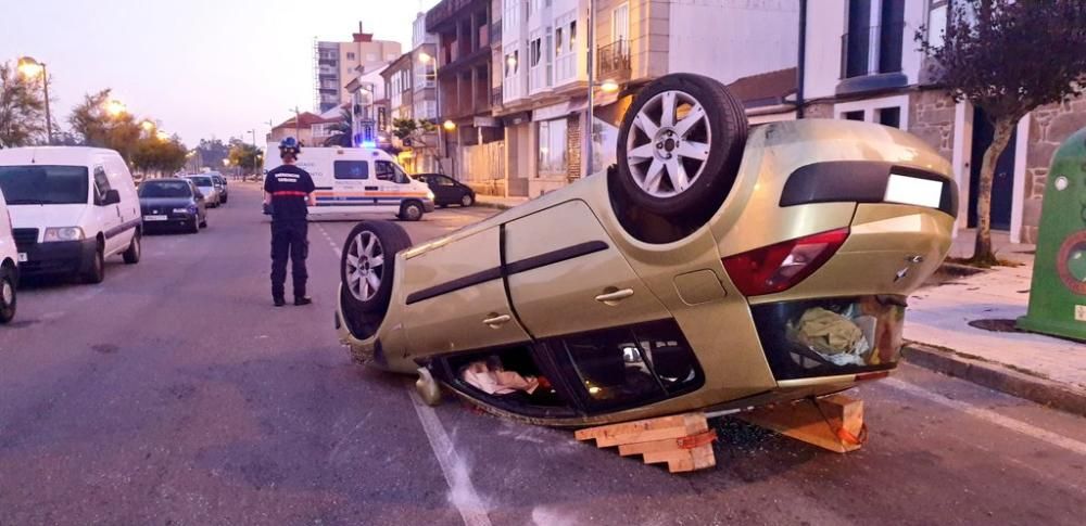 Una joven sale ilesa tras volcar de madrugada en Cambados