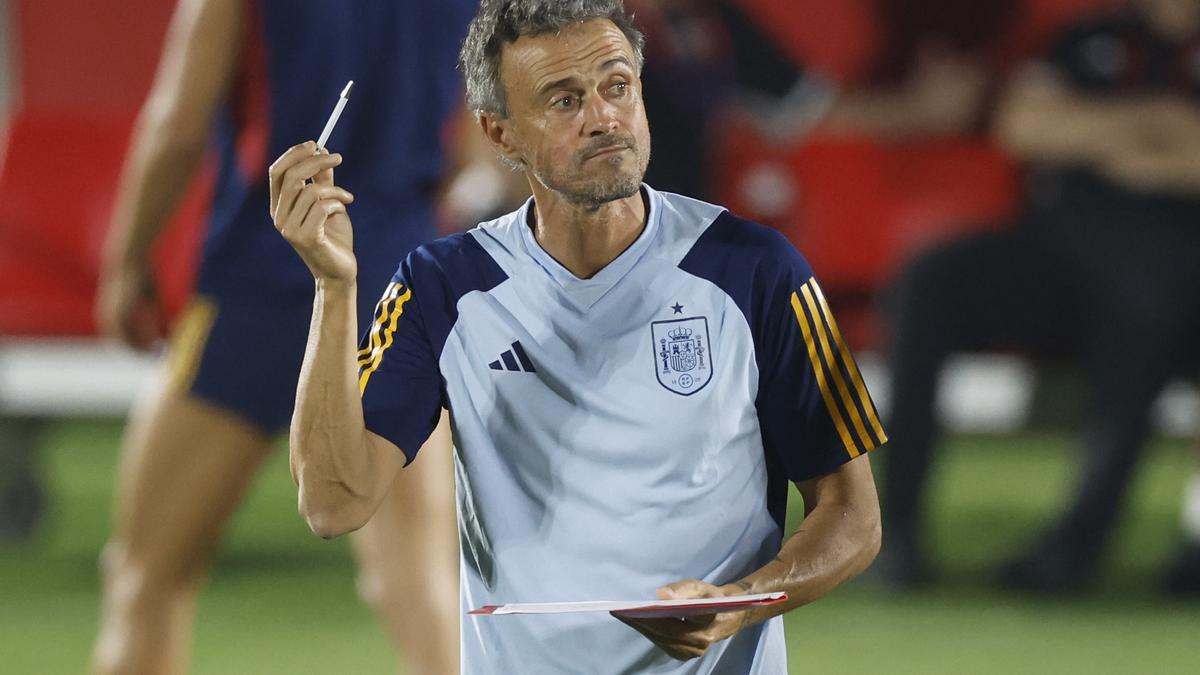 Luis Enrique, con la tablilla