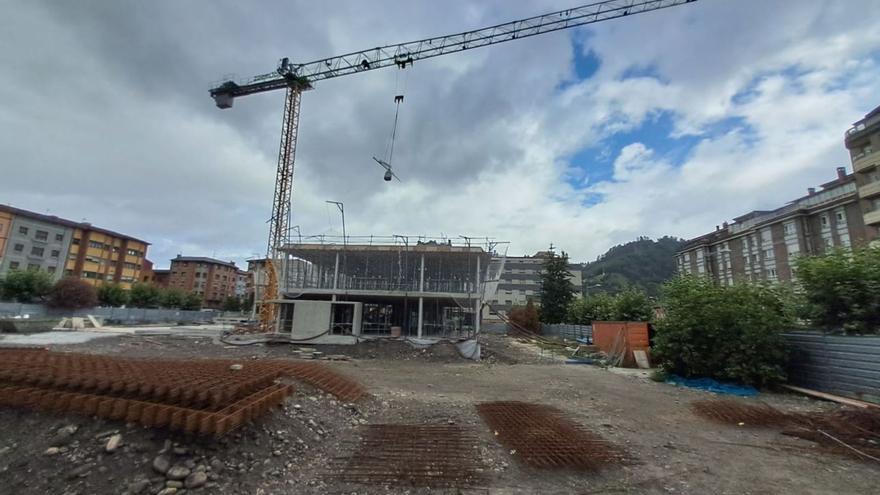 La obra del nuevo cuartel, ya en avanzada fase de estructura. | D. M.