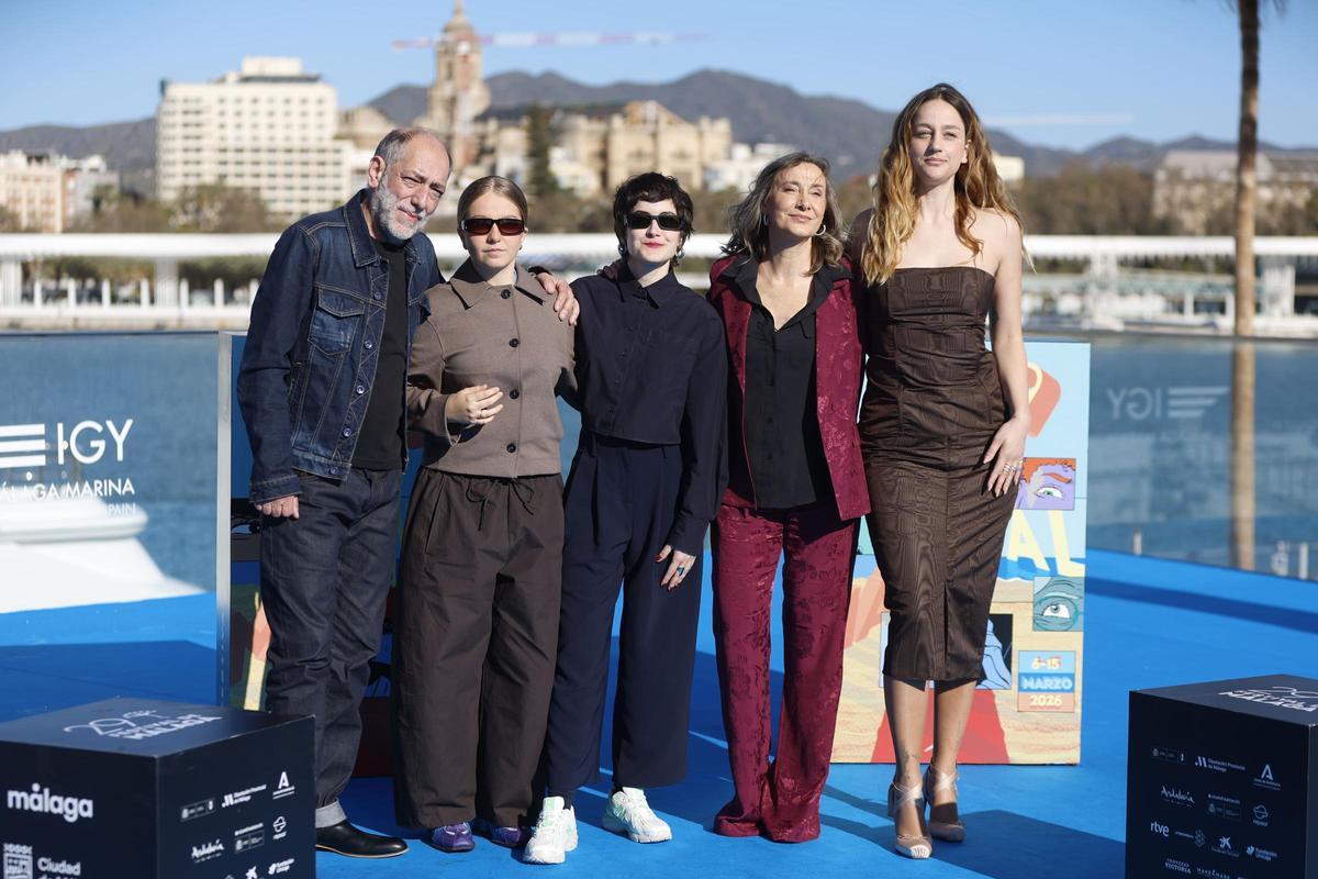 La cineasta Marta Matute (c) junto a los actores Tomás del Estal (i), Julia Mascort (2i), Sonia Almarcha y Laura Weissmahr durante la presentación de su película "Yo no moriré de amor", en la 29 edición del Festical de cine de Málaga.