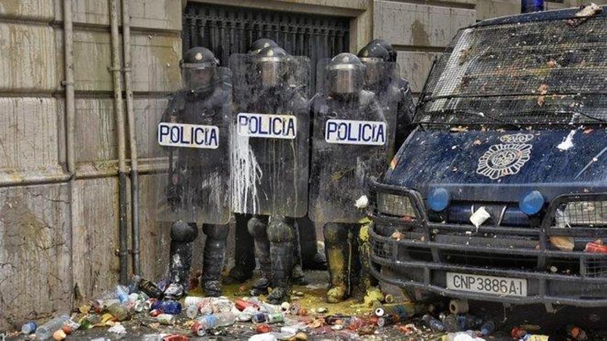 El Gobierno retira a 1.400 policías antidisturbios de Cataluña