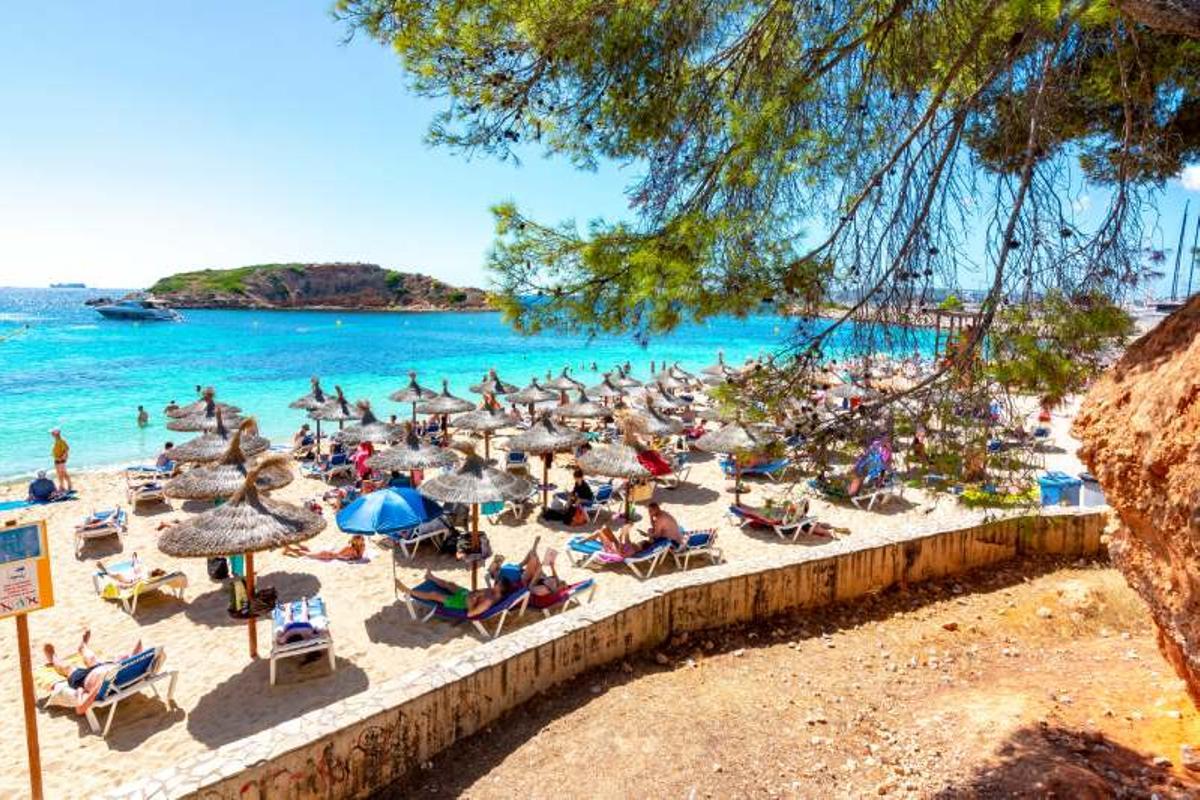 Bañistas en la playa en Portals Nous, Mallorca