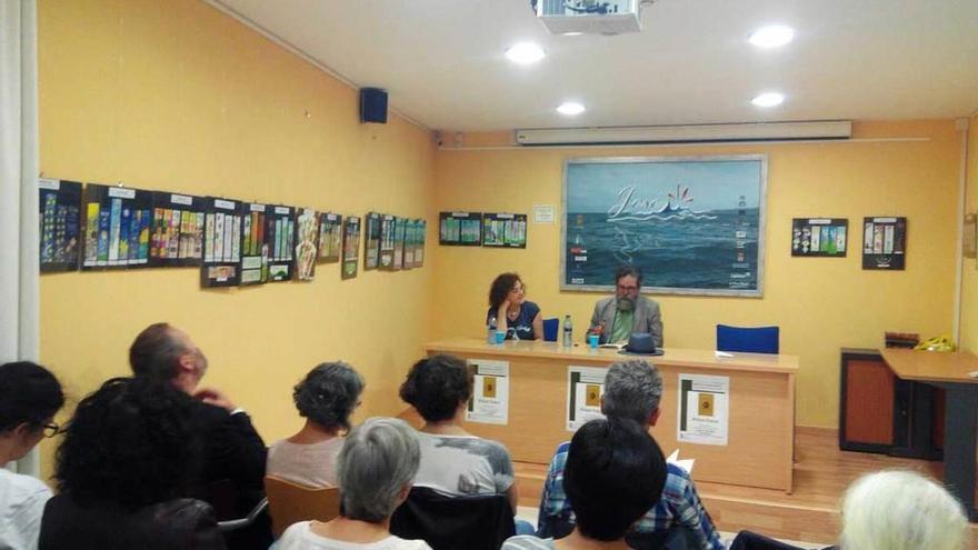 Carmen Dintén y el escritor Pelayo Fueyo, ayer, en Candás.