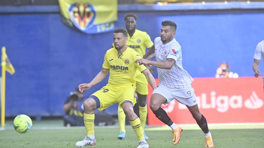 Coquelin intenta recibir ante la presión de Tecatito.